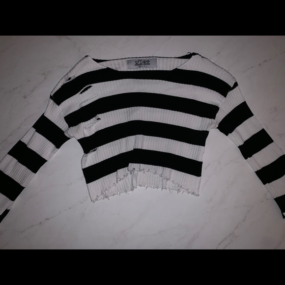 B & W stripped long sleeve crop top - Picture 1 of 2